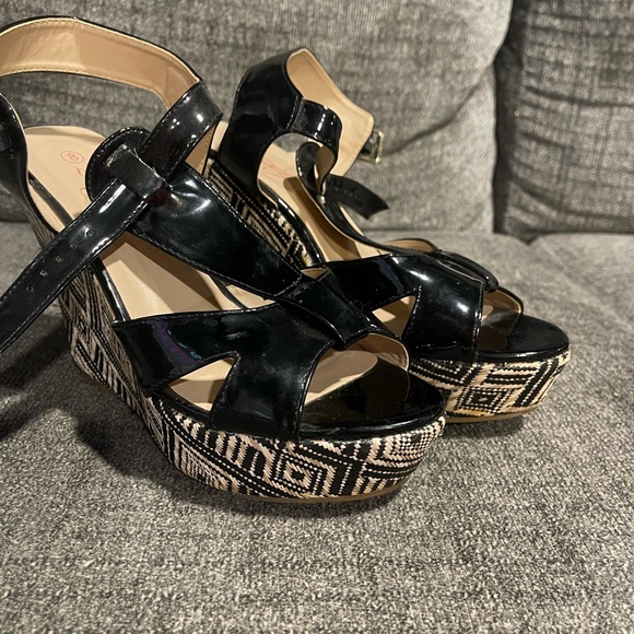 Black wedges with design - Picture 1 of 4